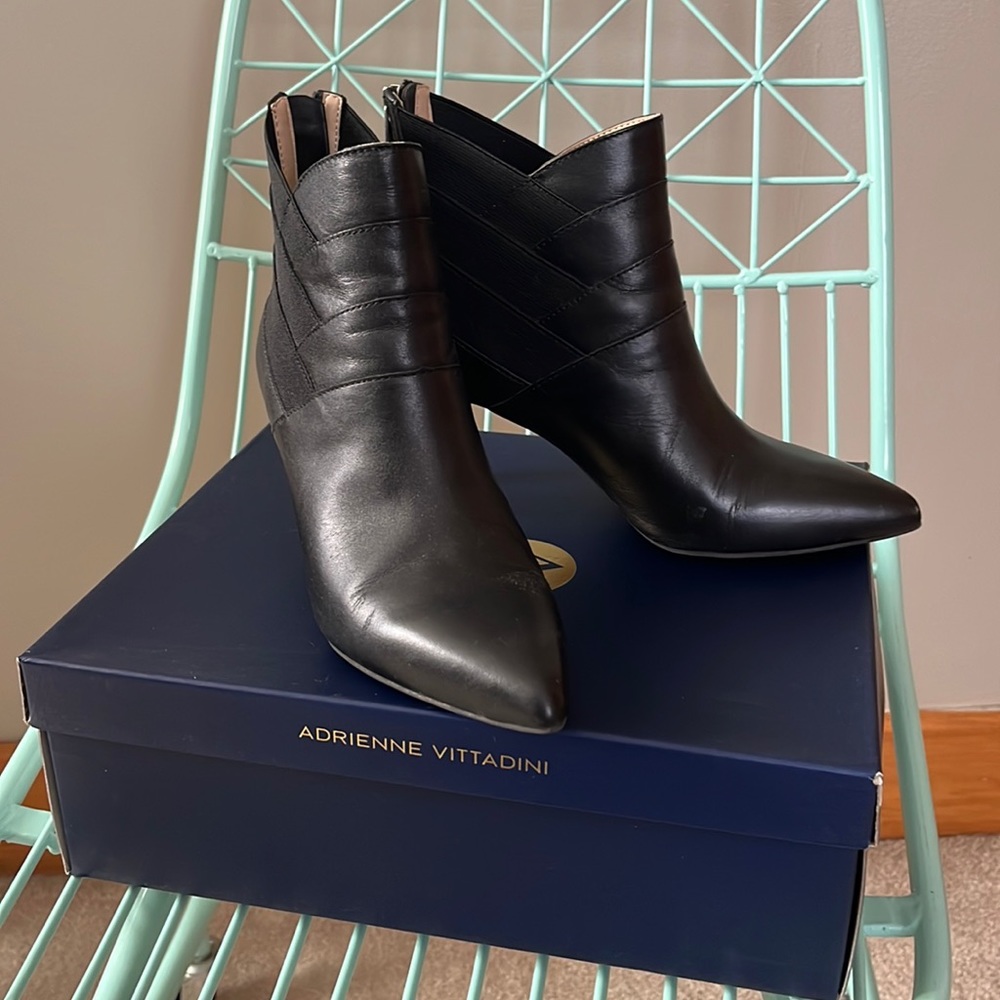 Adrienne Vittadini Sande ankle booties